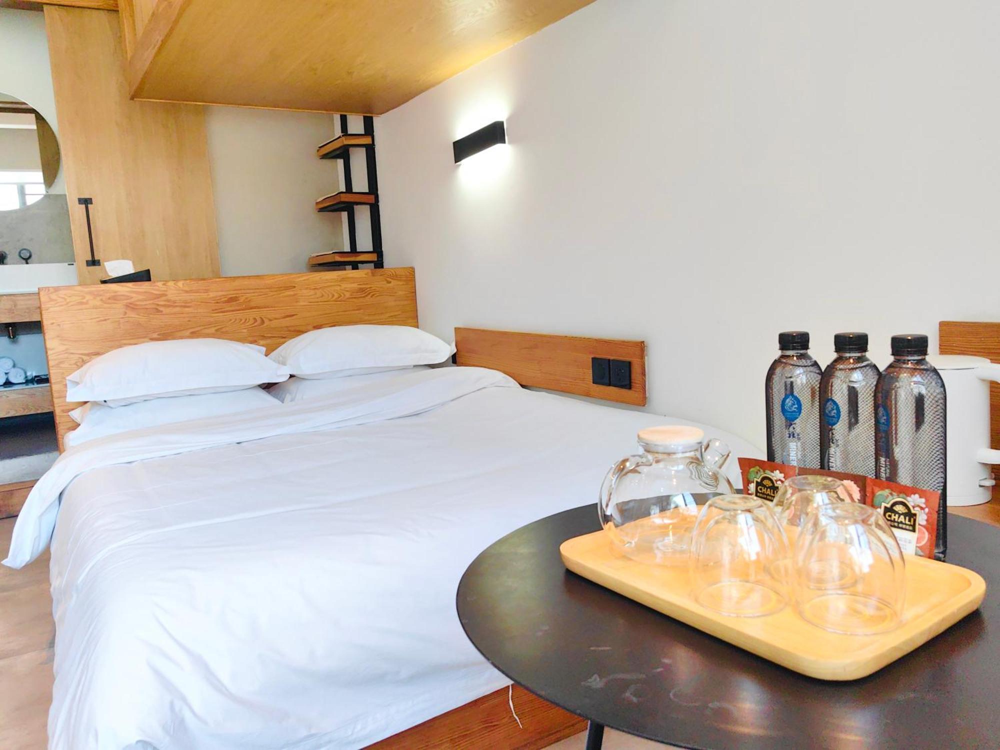 Dali Loft Travelling With Hostel Exterior photo