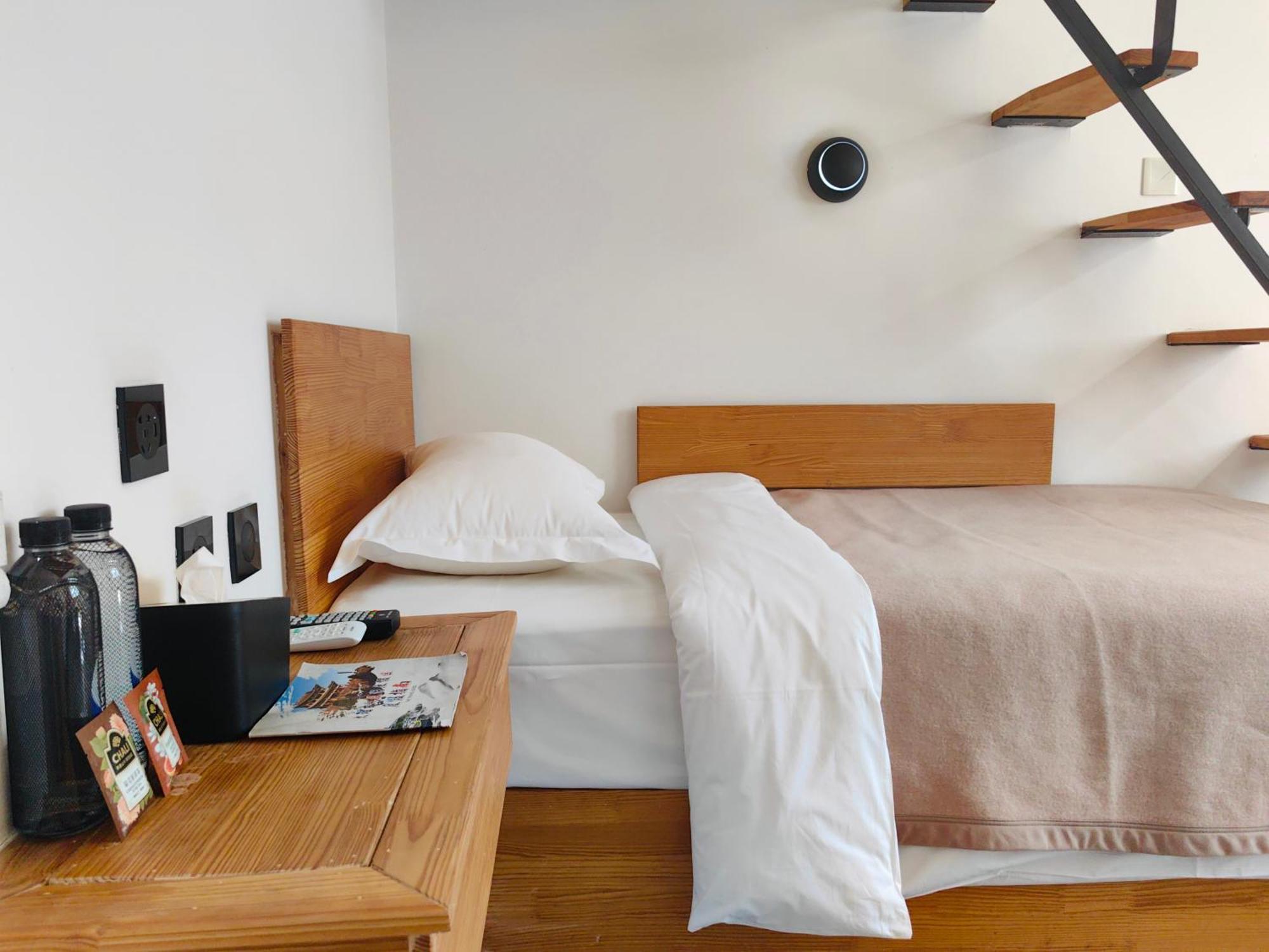 Dali Loft Travelling With Hostel Exterior photo