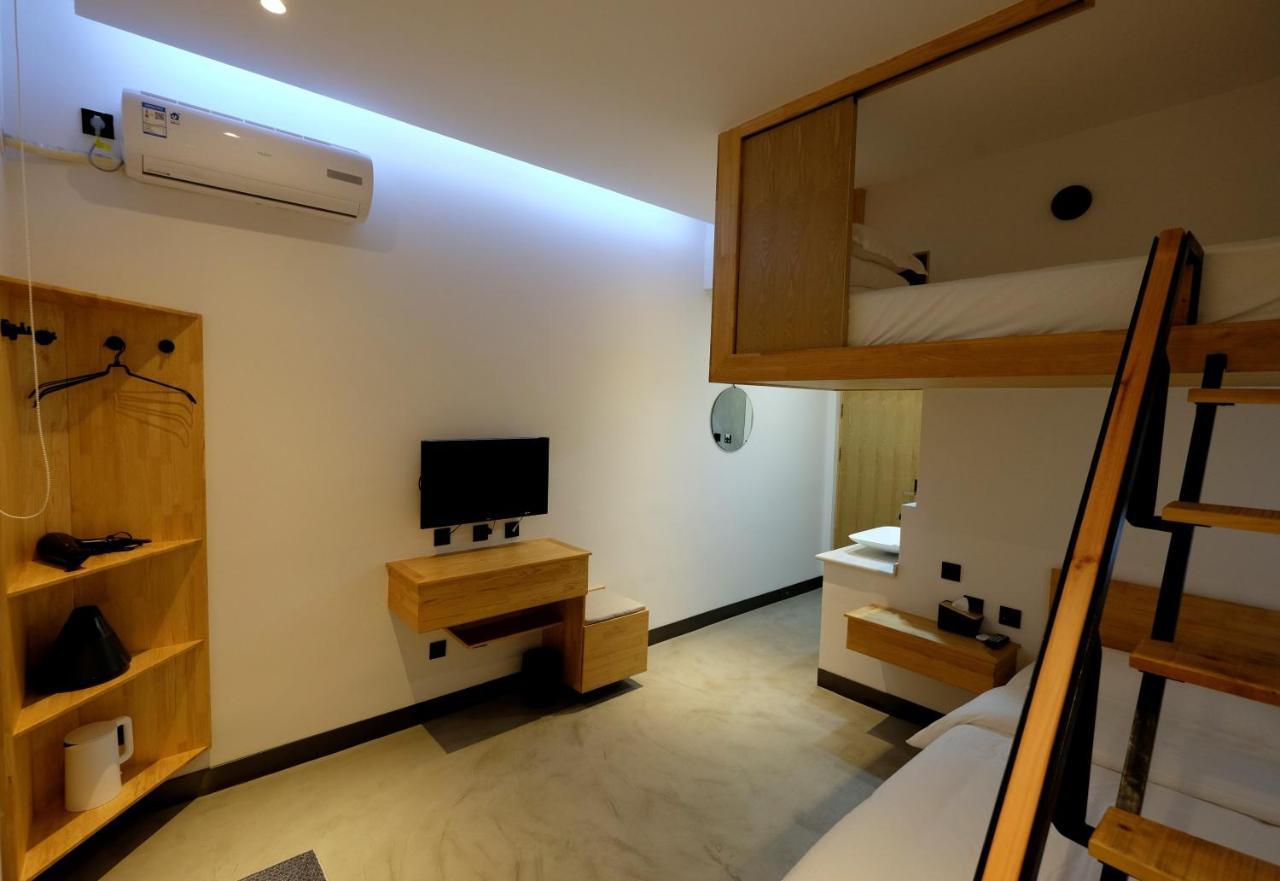 Dali Loft Travelling With Hostel Exterior photo