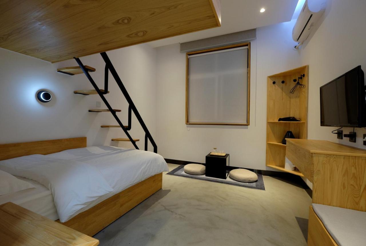 Dali Loft Travelling With Hostel Exterior photo