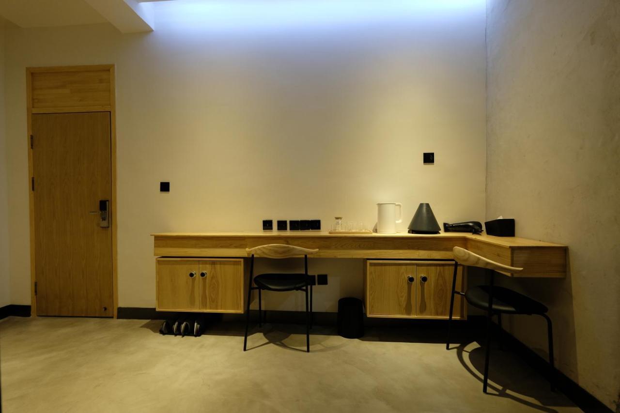 Dali Loft Travelling With Hostel Exterior photo