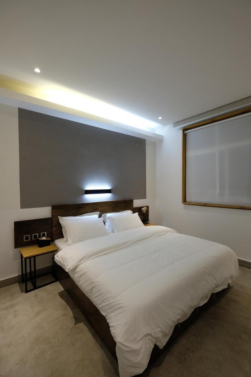 Dali Loft Travelling With Hostel Exterior photo