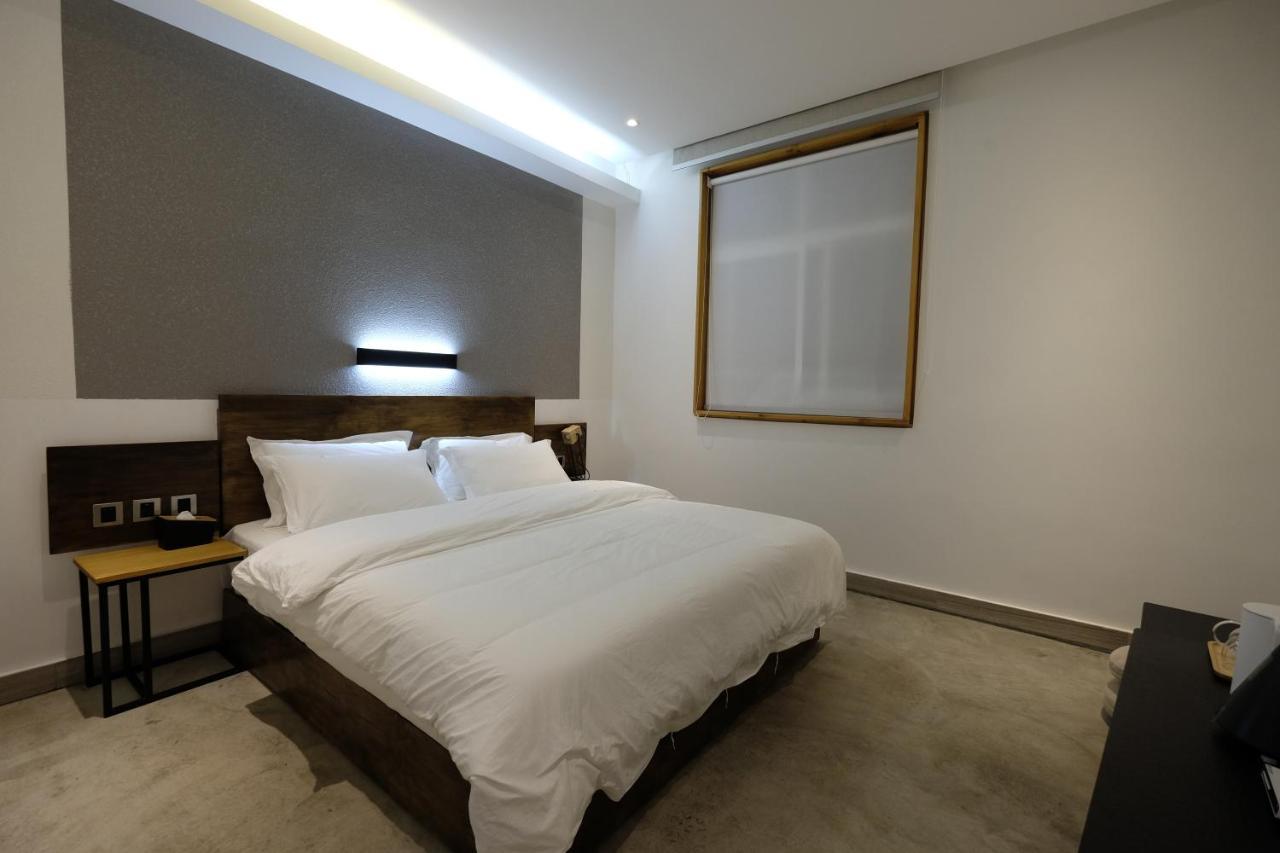 Dali Loft Travelling With Hostel Exterior photo